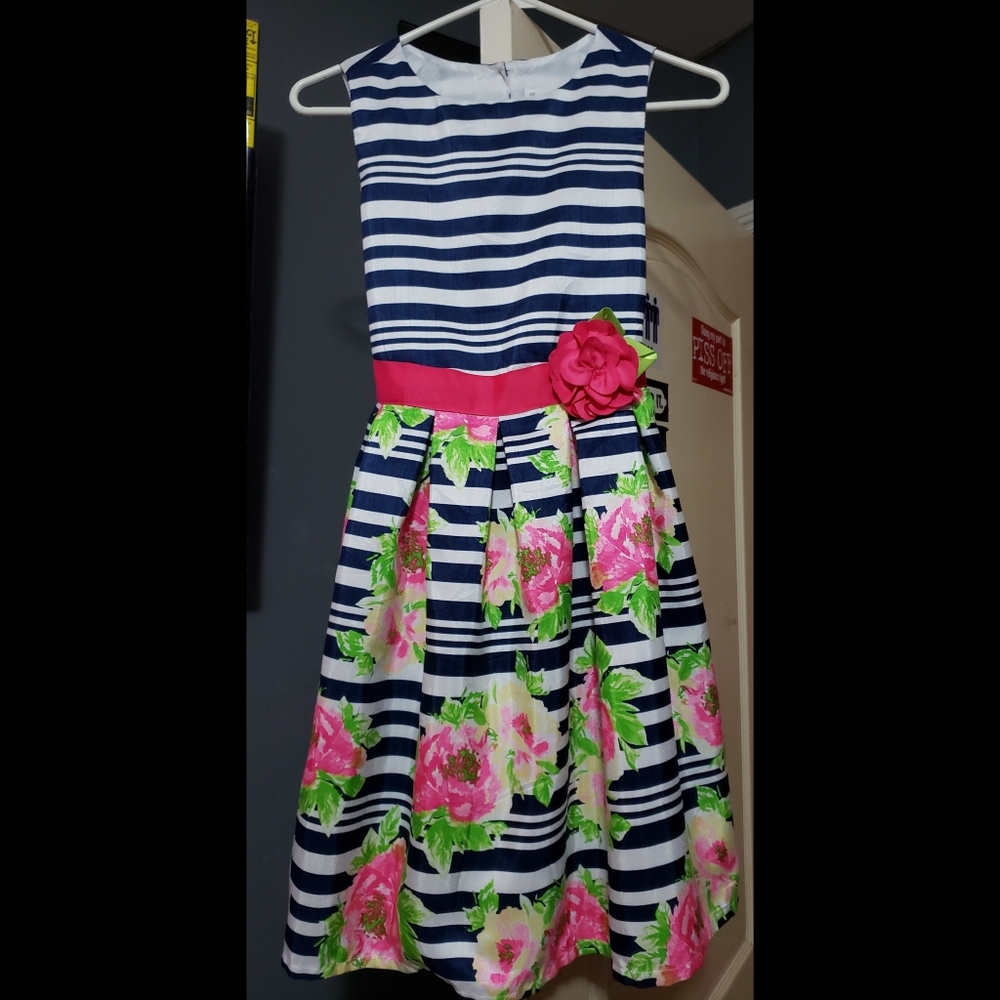 Beautiful dress with flower detail